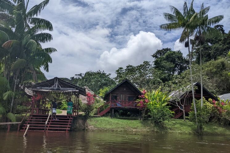 Die Eco Lodge ist nur per Boot erreichbar, denn Straßen in Suriname gibt es ausschließlich an der Küste.