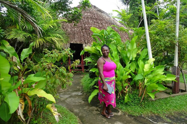 Am Suriname Fluss besuchen Sie das Stammesgebiet der Maroons, direkte Nachkommen ehemaliger Sklaven.