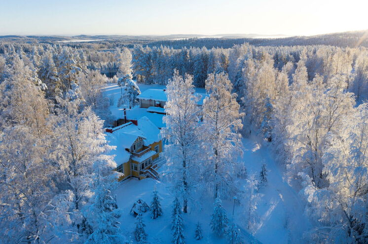 Das Gasthaus "Pihlajapuu" zeigt sich zu Ihrer Reise im zauberhaften Wintergewand.