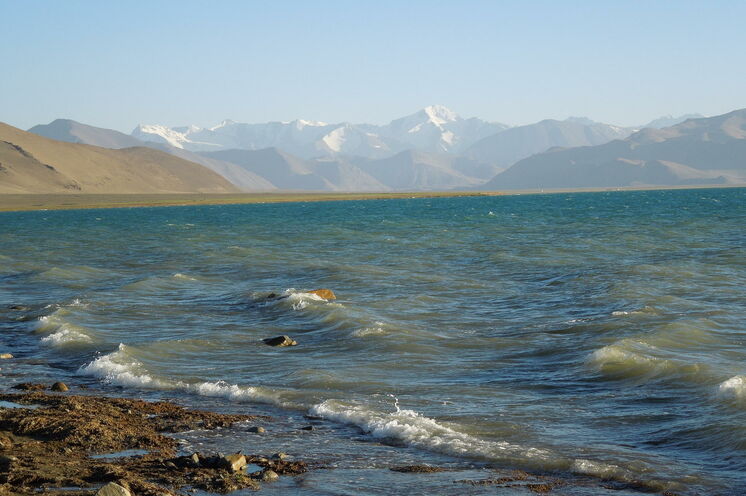 Am Ufer des Karakul Sees - die majestätischen Seen und Hochebenen des Pamir lassen viel Zeit zum träumen und genießen!