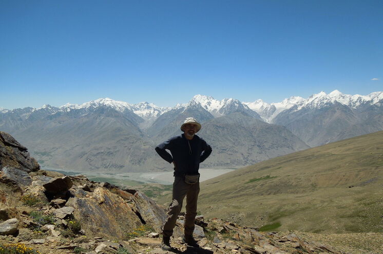 Sie fahren durch den tadschikischen Teil des Wachan-Korridors mit Panoramablick auf den Hindukusch