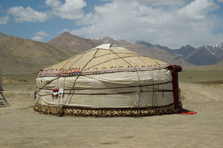 Im Ostpamir leben viele kirgische Nomaden noch in den traditionellen Jurten
