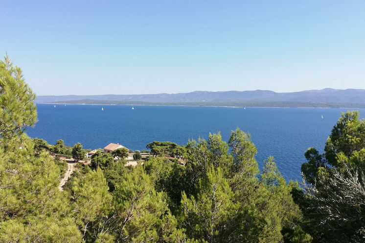 Genießen Sie täglich traumhafte Aussichten, wie hier von der Insel Brac auf das kroatische Festland