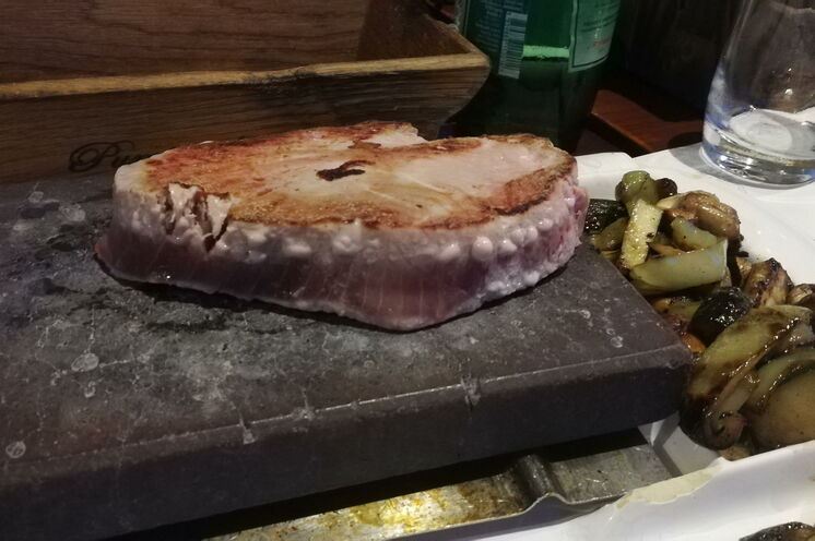 Kulinarisch genießen: In einer traditionellen Konoba wird Thunfisch auf einem heißen Stein zubereitet