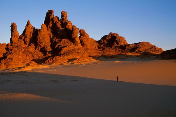 Offene Saharalandschaften im Afara mit Felskathedralen und Felsdomen...