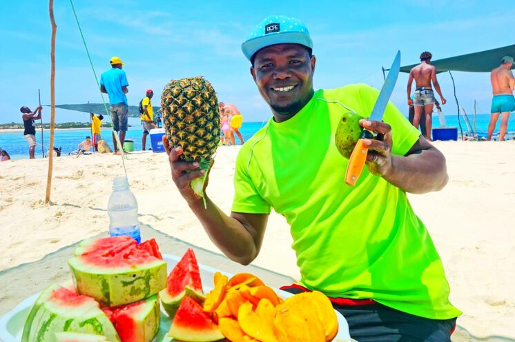 Reiseleiter Ismail zeigt die Köstlichkeiten und Schätze seiner Insel