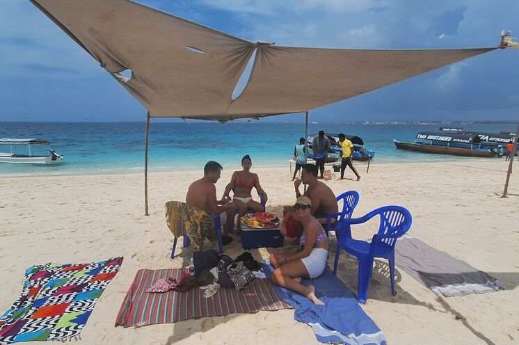 Nach dem Lauf: Lunch-Barbeque und relaxen auf Nakupenda-Island 
