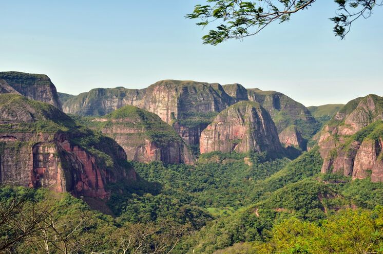 Bereits der erste Übernachtungsort ist paradiesisch gelegen mitten im Amboro Nationalpark.