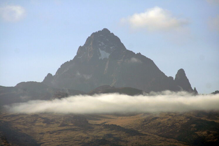 Das große Ziel im Visier: der Mt. Kenya. Sie erklimmen einen der Gipfel (Lenana) des erloschenen Vulkans bei einem mehrtägigen Trekking.