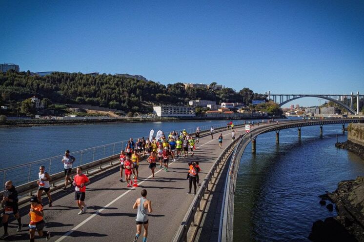 Ein Großteil der Strecke verläuft entlang des Ufers des Rio Douro. Neben der Marathondistanz werden auch eine 10 km Strecke und ein 6 km Funrun (offen für Jedermann/frau) angeboten.