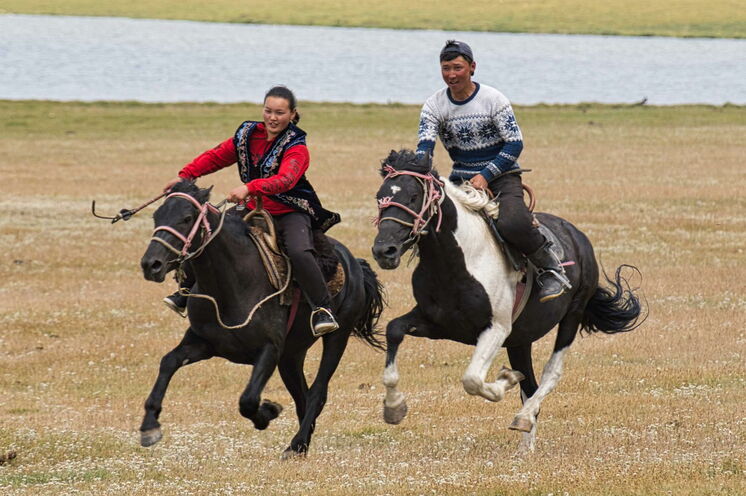 Auf die Reise können Sie traditionelle Spiele der Kirgisen - "Kyz Kuumai" (deutsch: "Fang ein Mädchen") erleben