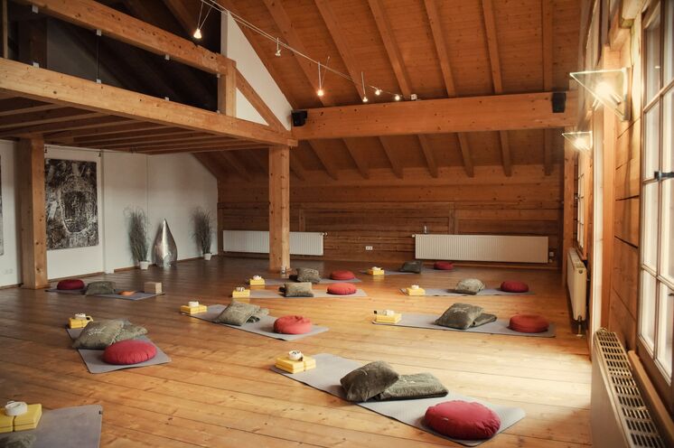Wohlfühlatmosphäre in unserem Yoga-Raum Weitblick mit allen Utensilien, die es fürs Yoga braucht.