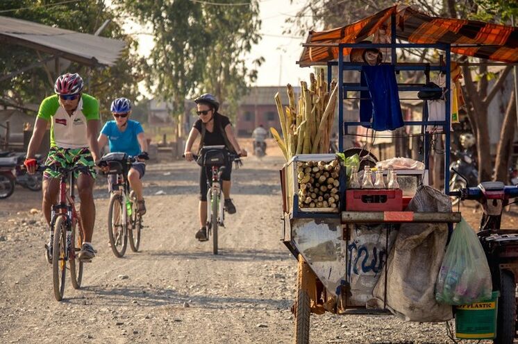 Per Fahrrad entdecken Sie auf gemütliche Weise die Dörfer entlang des Mekongs.