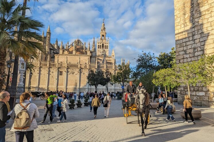 Reisestart mit einem Spaziergang durch die lebendige Altstadt von Sevilla.