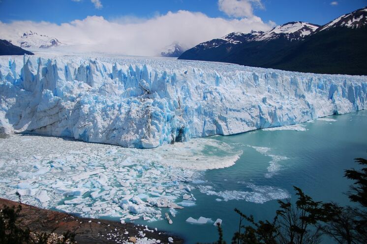 lauschen Sie dem Knacken des Perito-Moreno-Gletschers