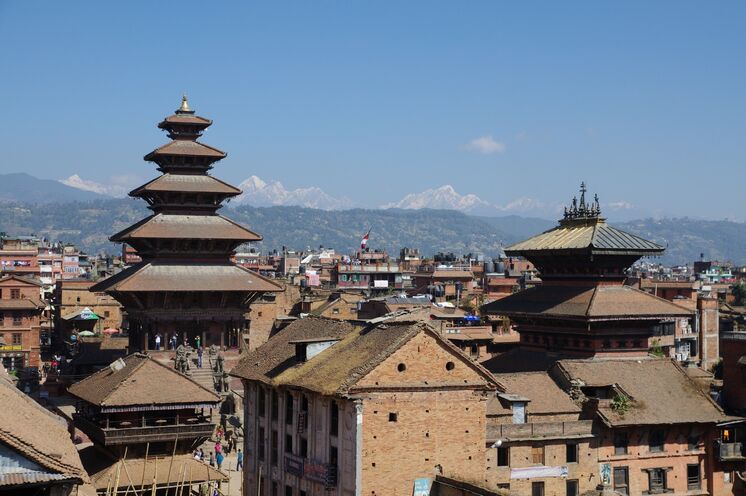 Auftakt im Weltkulturerbe Bhakatpur - bei guter Sicht haben Sie hier sogar Blick auf die Berge des Ganesh Himal