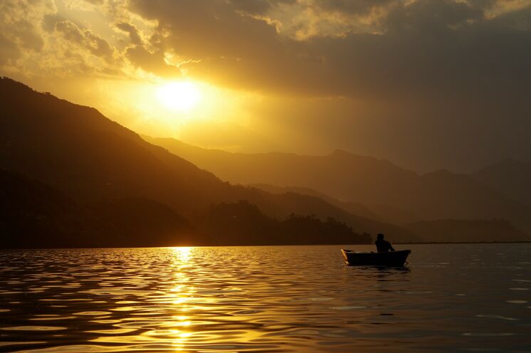 Der Phewa See im Urlaubsort Pokhara bietet zahlreiche Wohlfühlmomente und Zeit für optionale Aktivitäten!