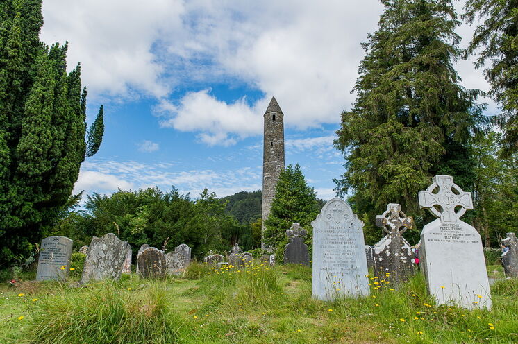 Neben dem Rundturm, einer Kapelle, dem Friedhof und den diversen Ruinen kann auch ein Keltenkreuz besichtigt werden