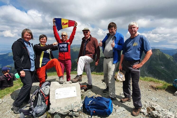 Fogarascher Berge - Teilnehmer im Juli 2022 mit Reiseleiterin Elke auf dem Gipfel Vanatoarea Iui Buteanu 