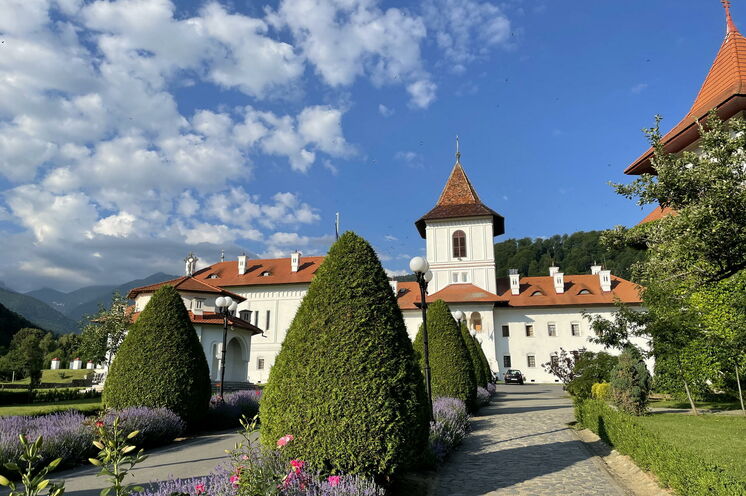 Sie nächtigen im Kloster Sâmbăta de Sus am Fuße der Karpaten